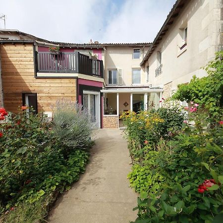 La Loge Des Fees Bed & Breakfast Latillé Eksteriør bilde