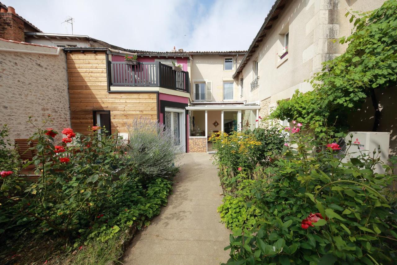 La Loge Des Fees Bed & Breakfast Latillé Eksteriør bilde